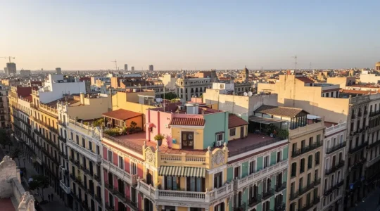 Vista panorámica del Eixample de Barcelona con edificios modernistas y azoteas típicas