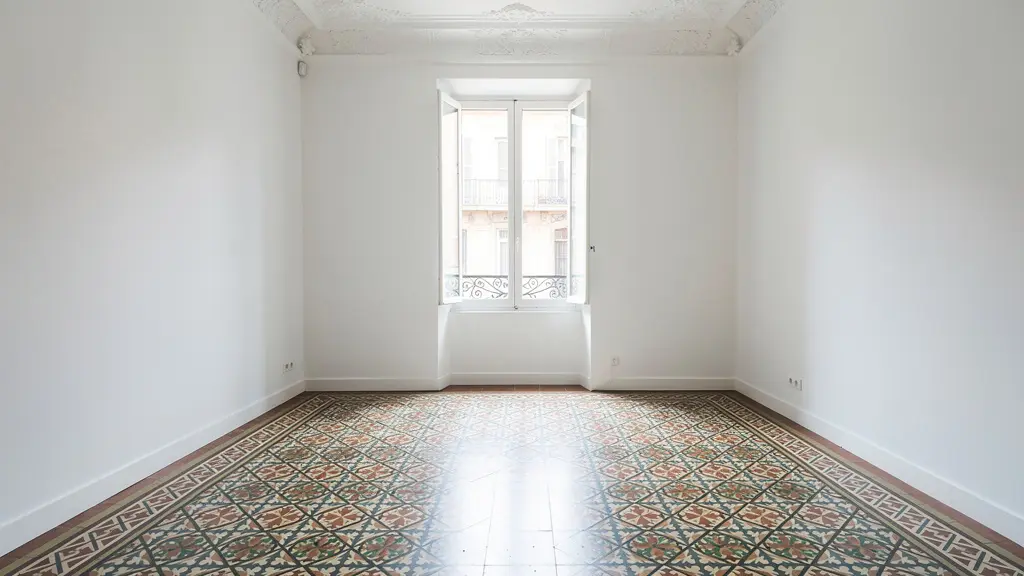 Interior de piso barcelonés reformado con suelo hidráulico original y techos altos Interior de piso barcelonés reformado con suelo hidráulico original y techos altos